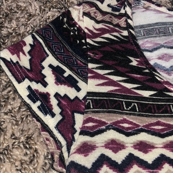 🌼Patterned Crop Top🌼 - Picture 4 of 7